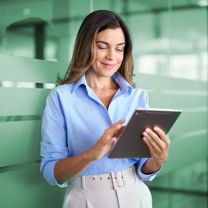 Professionnelle consultant une tablette